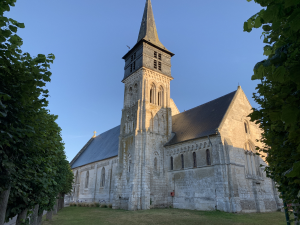 Nous longeons l'église Saint-Ouen (XIIe, XVe, XIXe) de Routot, puis suivons la rue de l'Abbé Clément pour entrer sur le premier chemin.