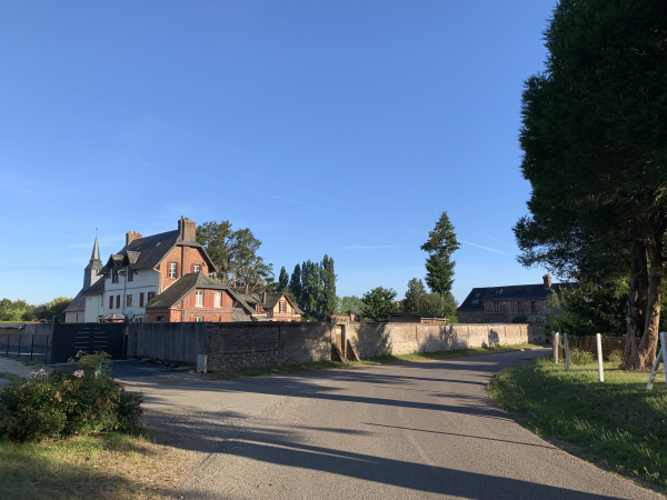 Nous entrons dans La Haye-de-Routot. Notre itinéraire ne passe pas loin des ifs millénaires, situés près de l'église dont on voit la flèche sur la photo. Les deux ifs abritent des chapelles dans le creux de leurs troncs.
