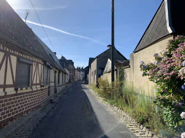 Nous entrons dans Routot par la rue de la Forge.