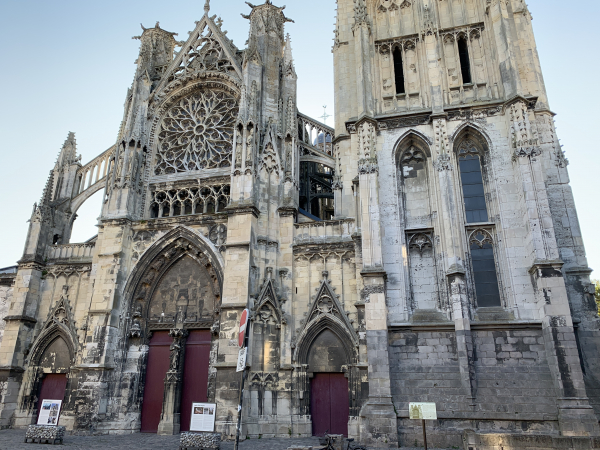 Le point de départ officiel du Chemin de Compostelle à Dieppe, est, bien sûr, la flamboyante église Saint-Jacques (XIIe -> XVIe), au coeur de la ville historique.