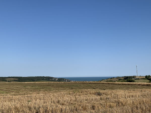 Nous quittons les rues de Dieppe après le stade Jean Dasnias. Notre chemin est sur le plateau et on peut voir la mer au loin.