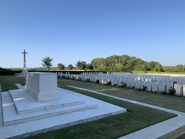 Nous passons le long du Cimetière Militaire Canadien qui commémore le terrible raid de Dieppe en août 1942.