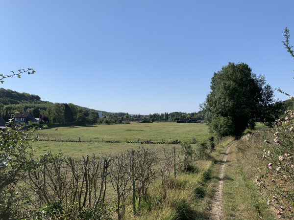 Notre chemin est maintenant en léger surplomb de la délicieuse vallée de la Scie.