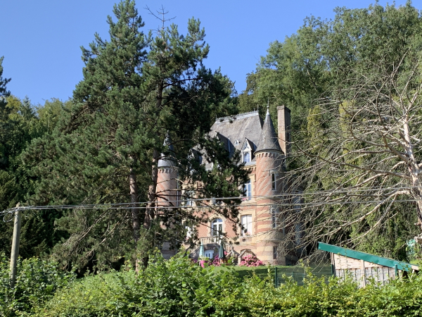 Le GR210 suit maintenant la D3, ce n'est pas notre passage préféré, mais il nous permet, au moins, de découvrir le château de Sauquevillette.