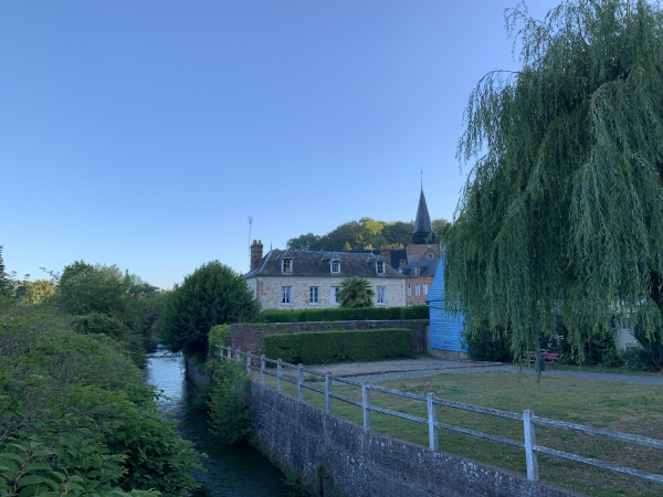 Nous quittons Longueville-sur-Scie en suivant l'ancien tracé du GR210 : nous préférons suivre la D77, très calme, que la D149 et la D3.