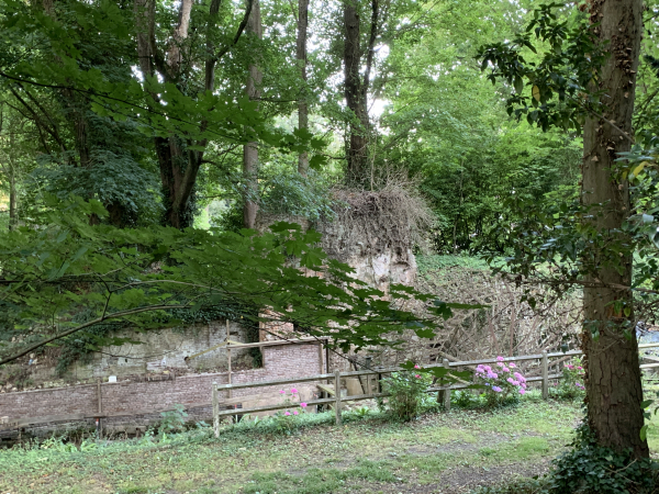 Nous longeons un ancien moulin de la Scie, on distingue le squelette de la roue (Plus visible sur la photo grand format dans l'album de la rando).