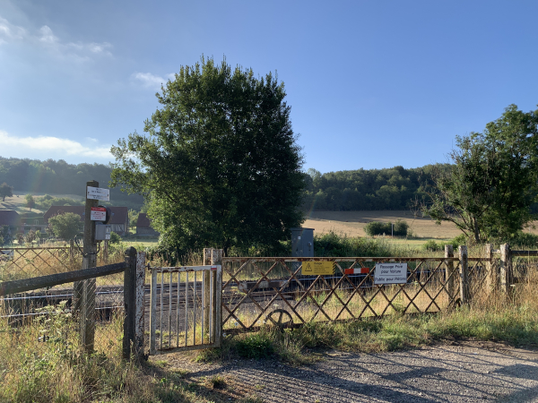 Nous traversons la ligne Rouen-Dieppe par ce passage équipé pour la seule maison qui existe sur le chemin de ce côté de la ligne.