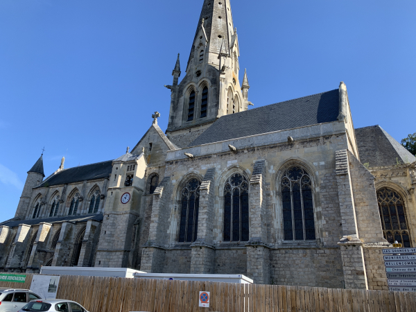 Collégiale Notre-Dame d'Auffay (XIe). On aperçoit (voir la photo sur l'album), au-dessus de l'horloge, les Jacquemarts de bois polychrome du XVIIIe siècle.
