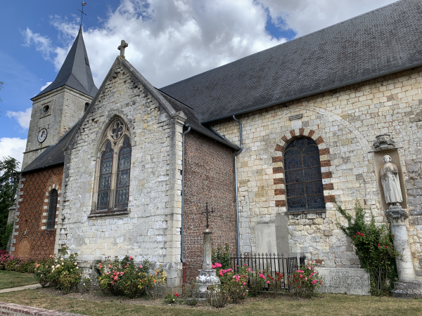 Eglise Saint-Victor, point d'arrivée de cette étape à St-Victor-l'Abbaye. Ancienne place forte organisée autour de l'abbaye, très puissante jusqu'au XVIe siècle. L'abbaye n'existe plus.