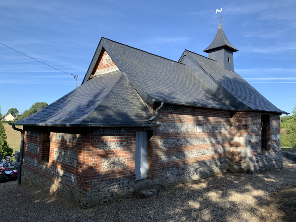 Nous longeons la petite église St-Martin d'Etaimpuis qui domine le bourg.