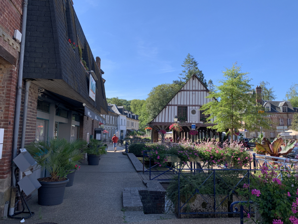 Nous arrivons à Clères, nous longeons la Clérette et en face de nous se trouve la halle du XVIIIe siècle.