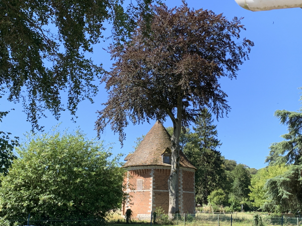 Nous longeons l'ancien château du Fossé (ancien Collège de Normandie) et son colombier.
