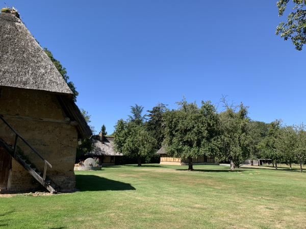 Le GR210 traverse la ferme Raimbourg, avec son clos-masure, son double four à pain, ses toits de chaume... La ferme est propriété communale depuis 1990.