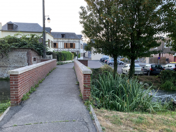 Nous traversons le Cailly pour rejoindre le centre du bourg.