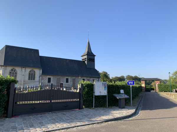 Nous arrivons à Houppeville. Le GR210 traverse la cour de l'ancien presbytère, désormais bâtiment communal, dont on voit l'entrée à droite de l'église Notre-Dame de l'Assomption (XIe XVIe). Si la cour est fermée, il faut passer par le cimetière.
