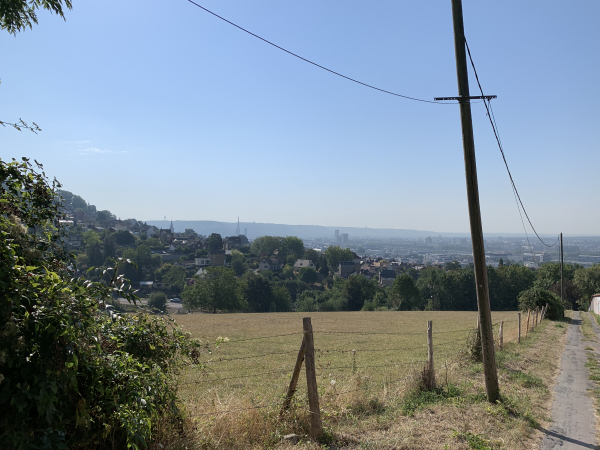 Après ND-de-Bondeville, nous sommes remontés dans le Bois l'Archevêque à Mt-St-Aignan. Nous longeons le cimetière de l'Ouest pour descendre dans la Vallée St-Gervais, espace préservé entre Mt-St-Aignan et Rouen. C'est notre entrée préférée dans Rouen !