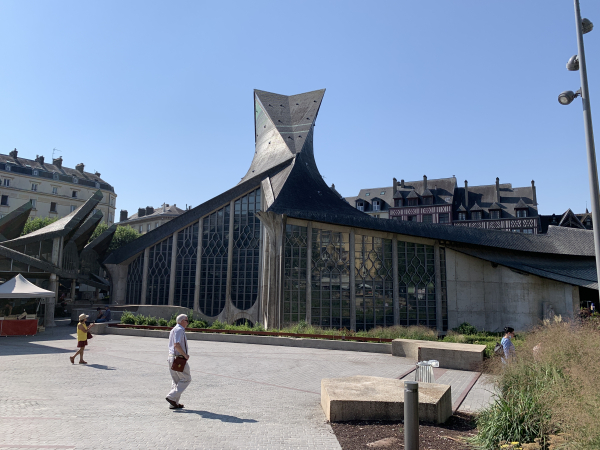Nous arrivons dans le centre historique de Rouen par la Place du Vieux Marché et son église Ste-Jeanne-d'Arc (1970). Le mur pare-feu des bûchers a été exhumé et une croix y est dressée en hommage à Jeanne.