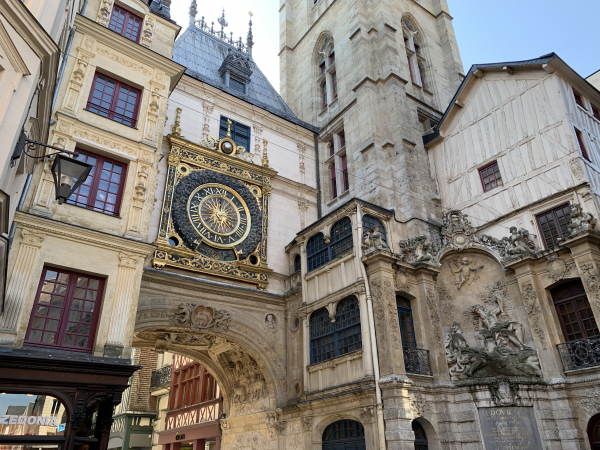 Nous suivons la rue du Gros-Horloge et passons sous l'arche du célèbre monument rouennais. Son beffroi abrite depuis le XIVe siècle les cloches de la ville. La fontaine du Gros-Horloge date du XVIIIe siècle, ses ornements représentent les amours du fleuve Alphée et de la nymphe Aréthuse.