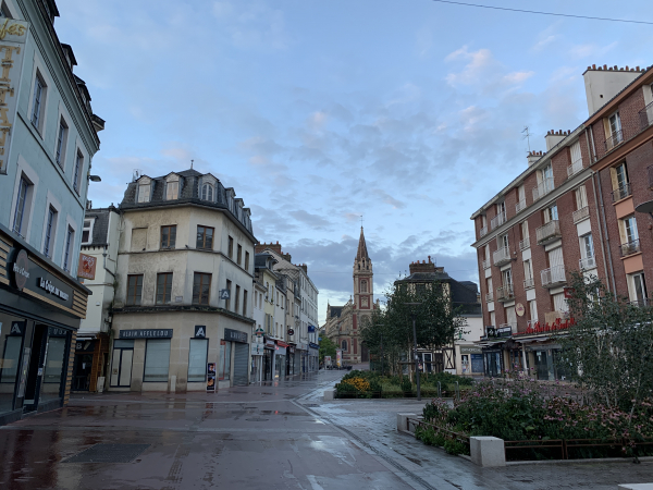 Nous arrivons à l'église Saint-Sever. De là, il est possible de prendre le bus 32 qui suit exactement le tracé du Chemin jusqu'au Zénith. Ca permet de sortir de l'agglomération et de réduire l'étape à 22 kilomètres.