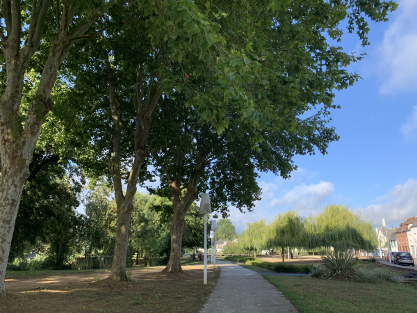A Oissel, nous rejoignons le GR2 le long de la Seine. A partir d'ici, ce sont les balises rouges et blanches du GR qui remplacent les bleues et jaunes, avec, de temps un temps, une coquille stylisée qui nous confirme la bonne direction.