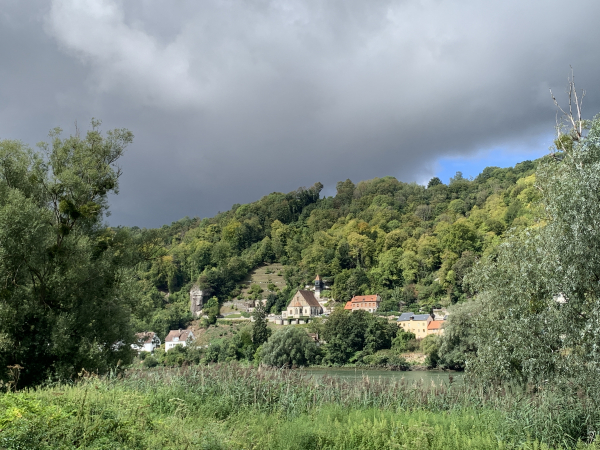 Sur l'autre rive, on distingue l'église semi-troglodytique Saint-Georges d'Orival.