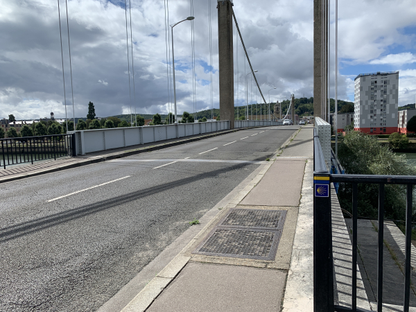 Nous retraversons la Seine, ici sur le pont Guynemer. On voit à droite les deux balises du Chemin.