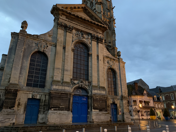 Nous voilà aux pieds de l'église Saint-Jean (XIIIe) d'Elbeuf, point de départ de cette sixième étape sur le Chemin.