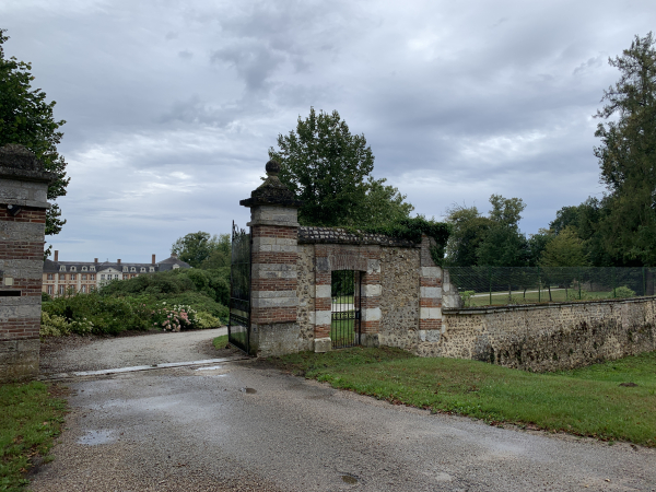 Nous longeons le château d'Argeronne (XVIIIe) et continuons notre marche en forêt.