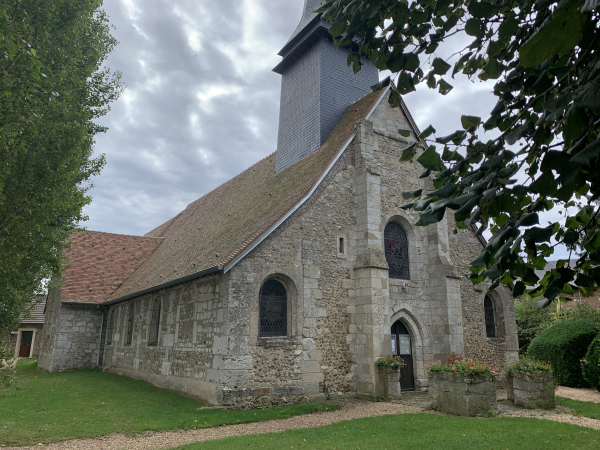 Eglise Saint-Hilaire de Quatremare. Des bancs, à l'ombre, près de l'église, permettent une pose avant la dernière ligne droite.