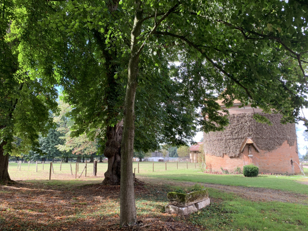 Nous arrivons au domaine des Landes à Canappeville, notre point d'arrivée. Le château a été brûlé en 1942, et la comtesse de Béru a donné le domaine aux Frères Missionnaires des Campagnes après l'assassinat du comte en 1944. Les Frères y ont organisé un établissement de formation agricole et proposent l'hébergement aux marcheurs du Chemin (prévenir à l'avance).
