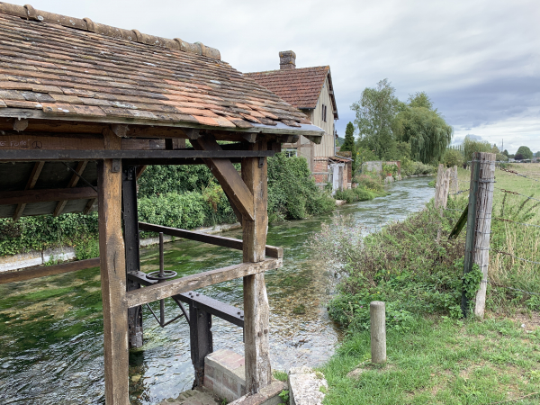 Hondouville est dans la vallée de l'Iton et bénificie de plusieurs sources. Ici l'ancien lavoir sur le Ruisseau de l'Eglise. (D'autres photos dans l'album de la rando.)