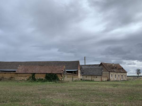 Ici, à la ferme Pennette de Brosville,  Hector LEMARIE et son épouse Marguerite ont caché des résistants et des aviateurs alliés pendant la seconde guerre mondiale.