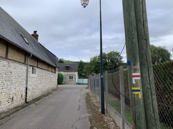 A Brosville, nous quittons le GR222 et traversons le bourg en direction du GR26.