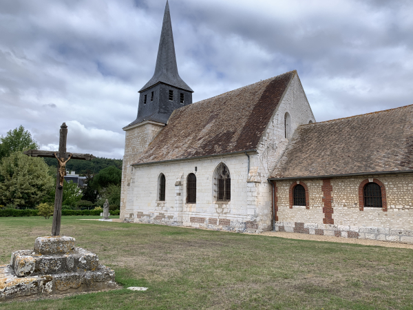 L'église Saint-Martin de Brosville (XIe XVIIIe). Des fers à cheval sont cloués sur la porte de l'église, sous doute en lien avec le cheval de St Martin.