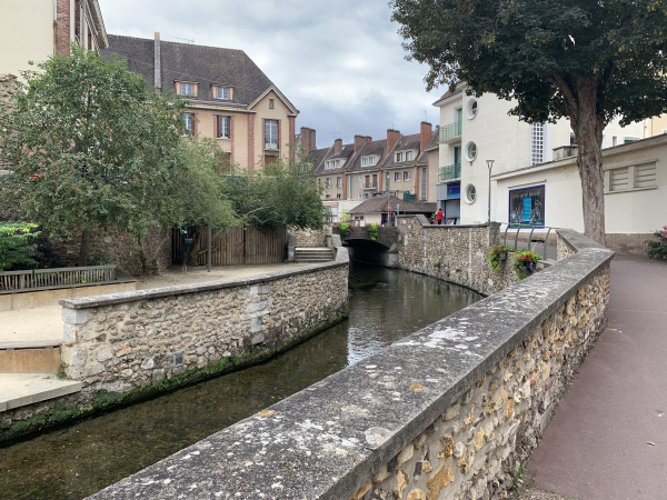 Nous traversons le centre ville d'Evreux, le long de l'Iton.