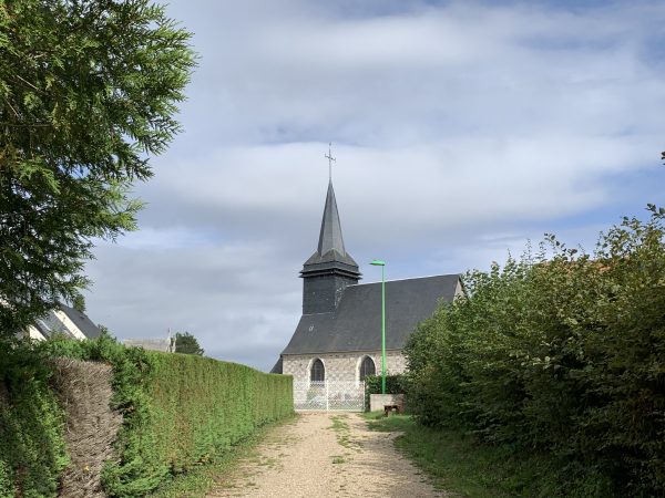 Et nous voilà de retour à Vieux-Manoir que nous traversons par le Sentier de l'Eglise. En photo, l'église Notre-Dame.