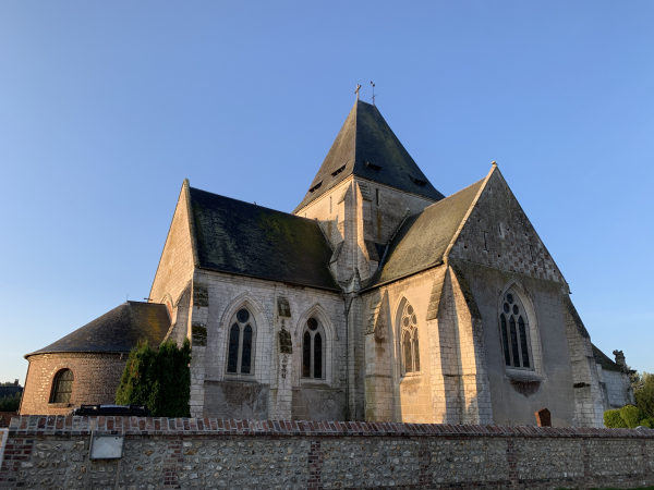 Nous partons de l'église Saint-Médard (XIIe XVe XVIe), léguée en 1520 aux chartreux de Rouen. Elle possède un chemin de croix offert par Napoléon III.