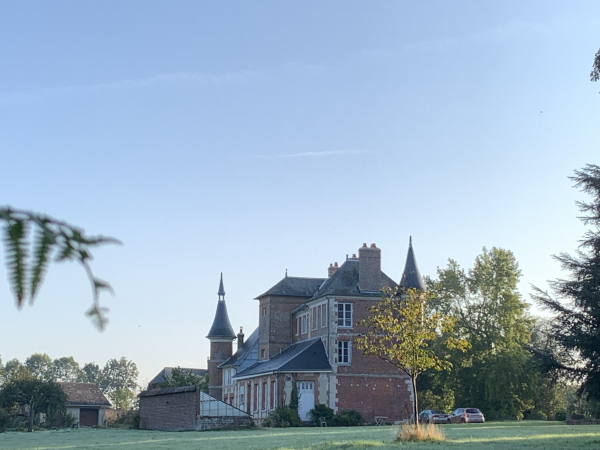 Notre chemin longe le manoir du Courant.