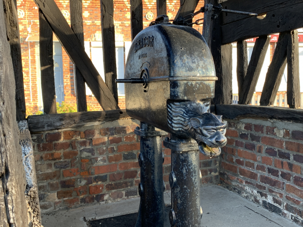 Nous traversons le Mesnil-des-Granges (Commune de Barc). Sur la place, devant le Café de la Forge, se trouve ce curieux puits du XVIIIe siècle avec sa fontaine Dracor.