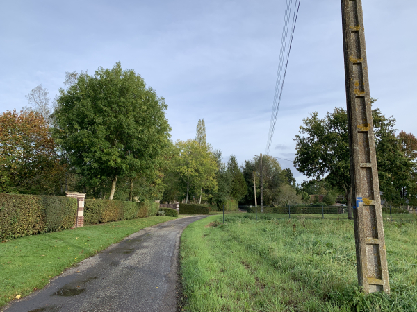 Traversée du hameau de la Vacherie. A droite, sur le poteau, on voit l'une des balises bleues du circuit. Nous n'en avons pas vues avant la Vacherie.