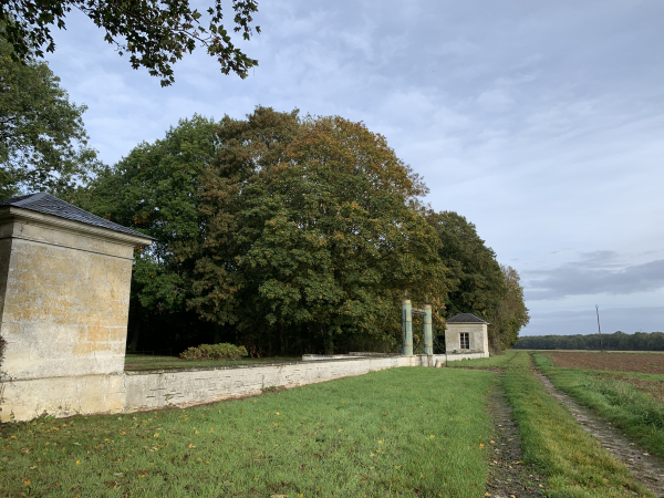 Nous longeons une des entrées du château de la Vacherie. Le style de ce château se devine déjà au portail flanqué de colonnes ornées de faisceaux et surmontées de francisques. (Voir détails dans l'album de la rando)