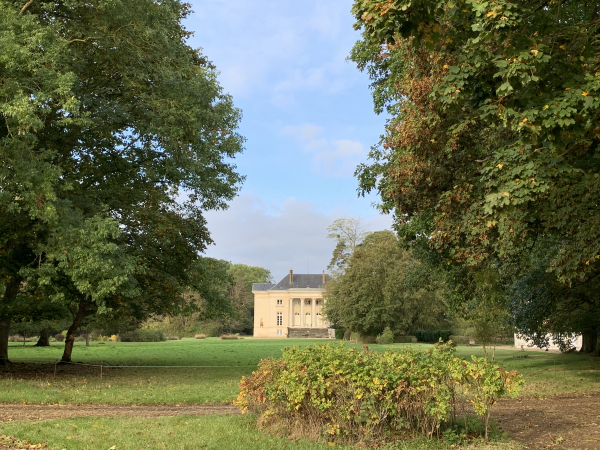 Le château de la Vacherie a été reconstruit vers 1815 par l'architecte Fillette selon le style néoclassique. Il remplace le précédent château brûlé à la Révolution. Sur la façade est, il est orné d'un portique monumental à colonnes ioniques. Son architecture est inspirée des villas palladiennes de la renaissance en Vénétie (ref: DRAC Normandie).