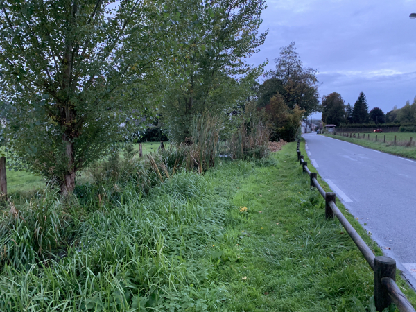 Le parking rue du Moussel dessert une promenade en bord d'Iton, elle mérite un petit tour au retour. Pour le moment, nous suivons la rue du Moussel sur le chemin aménagé sur l'accotement.