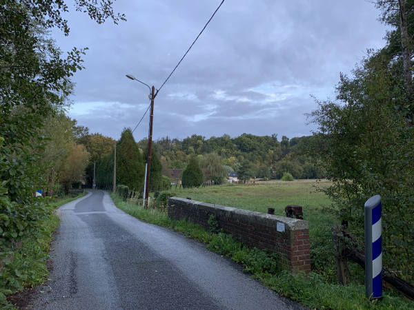 Nous traversons les bras de l'Iton à Bérengeville. Le fameux moulin de Bérengeville, propriété privée, est invisible derrière la végétation.