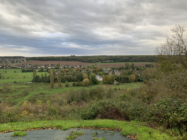 Au bout de la rue des Ecoles de St-Sébastien-de-Morsent, nous arrivons au panorama qui domine la vallée de l'Iton.