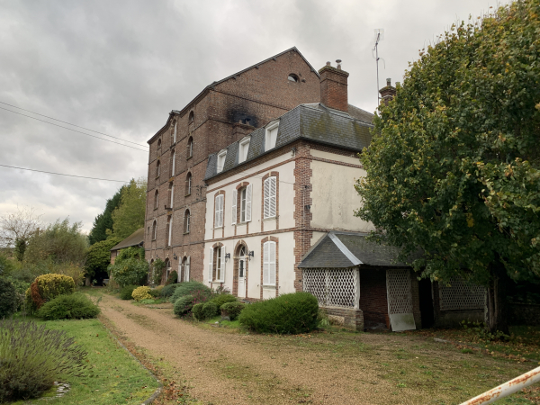 Nous traversons l'Iton par la rue de la Grosse Aulne. Ici, un ancien moulin sur un bras de l'Iton.
