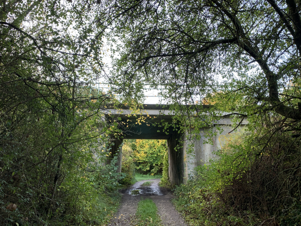 Nous passons sous la ligne de Mantes-la-Jolie à Cherbourg. Ce n'est pas la dernière fois : nous traverserons 4 fois cette ligne pendant la randonnée.