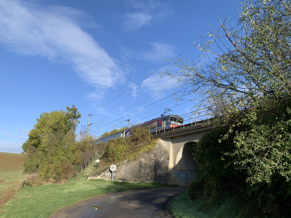Nous sommes maintenant redescendus dans la vallée. Nous allons suivre cette petite route de Merey, qui serpente le long de la voie ferrée, sur 3 kilomètres.