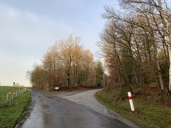 Nous suivons la D42 sur 500 mètres, puis tournons ici à droite vers la Barberie.