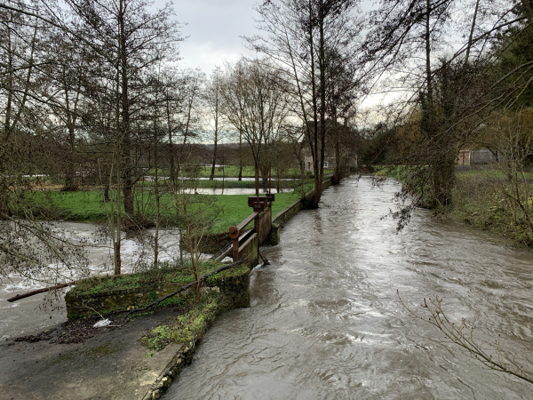 Nous traversons la Charentonne sur le pont Saint-Rémy. Ancien moulin sur la Charentonne vu depuis le pont Saint-Rémy.